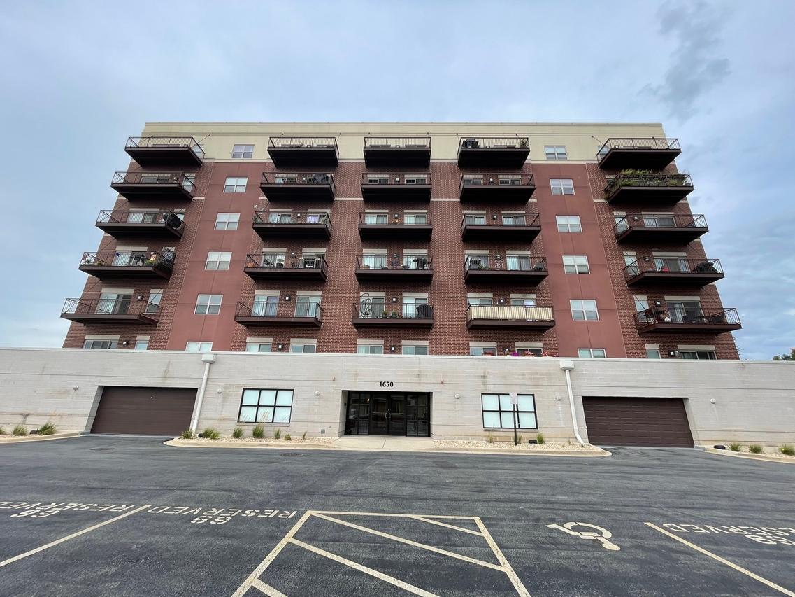 1650 Riverwoods Dr. #503, Melrose Park, IL 60160