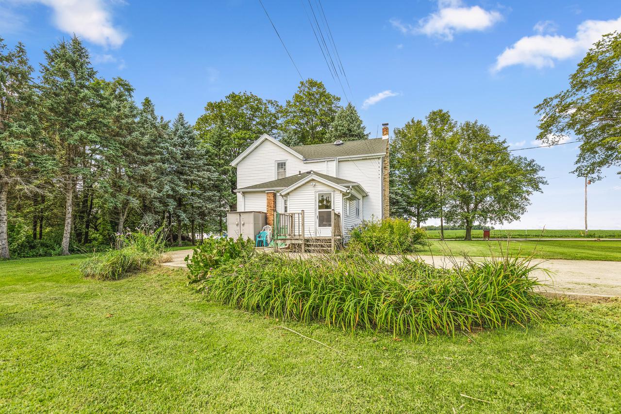 9311 State Line Rd., Capron, IL 61012