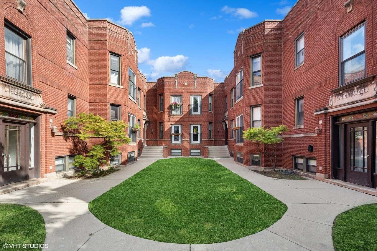 3708 W Wrightwood Ave. #3C, Chicago, IL 60647