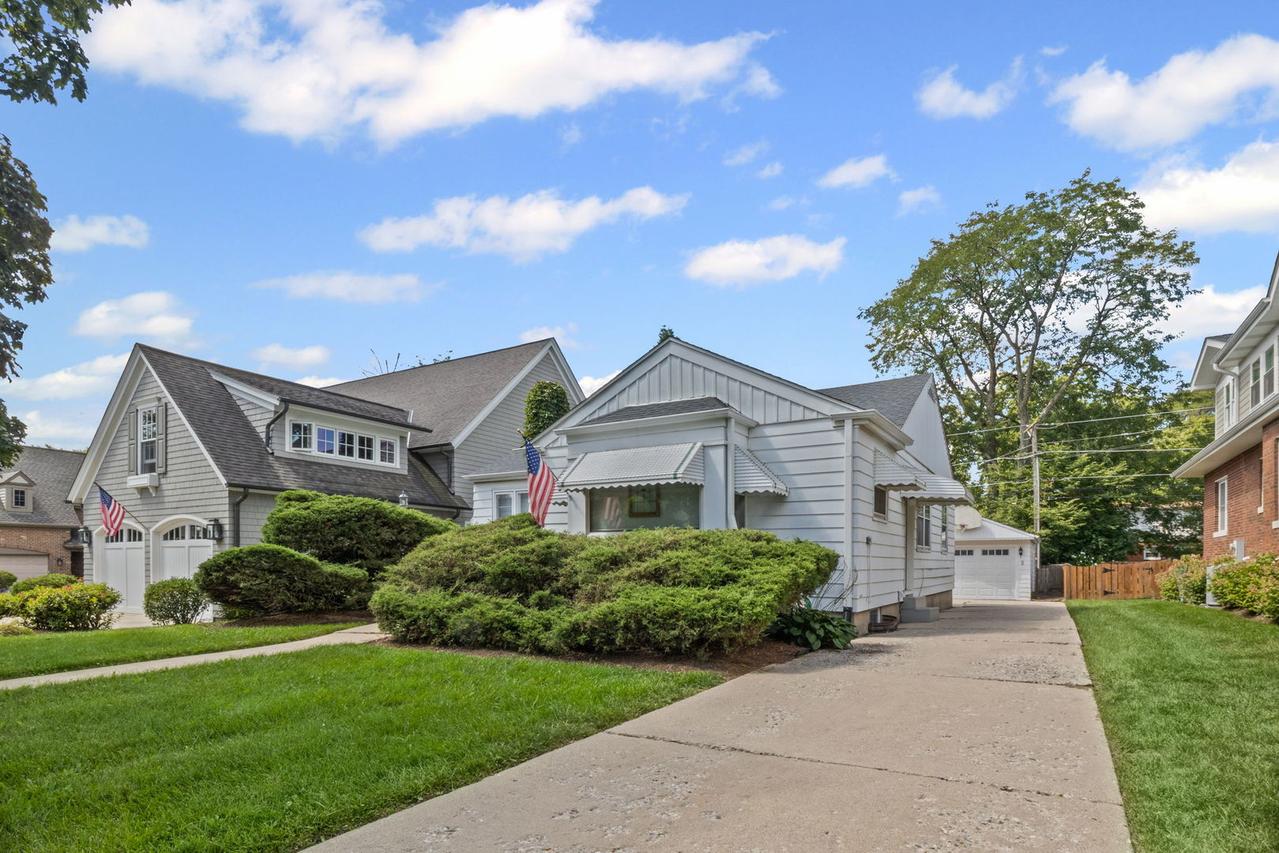 924 N Highland Ave., Arlington Heights, IL 60004