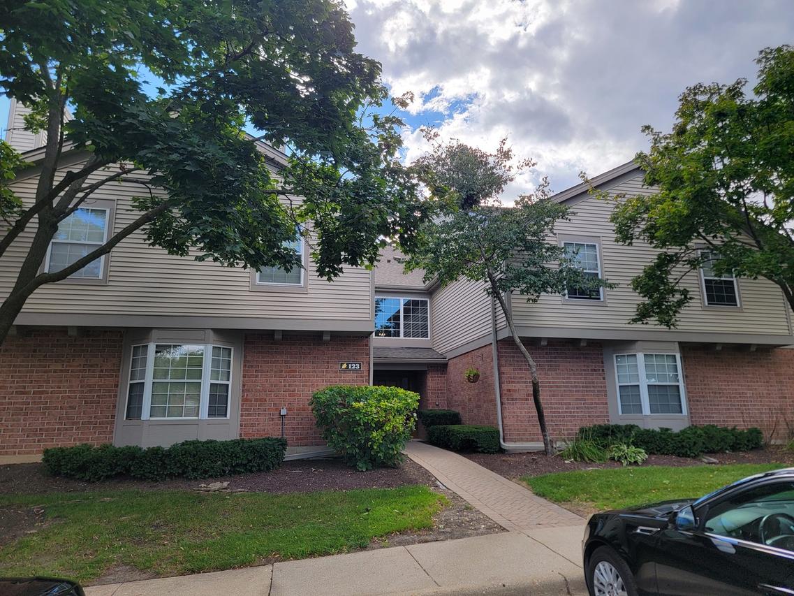 123 Willow Brook Ct. #3, Schaumburg, IL 60195
