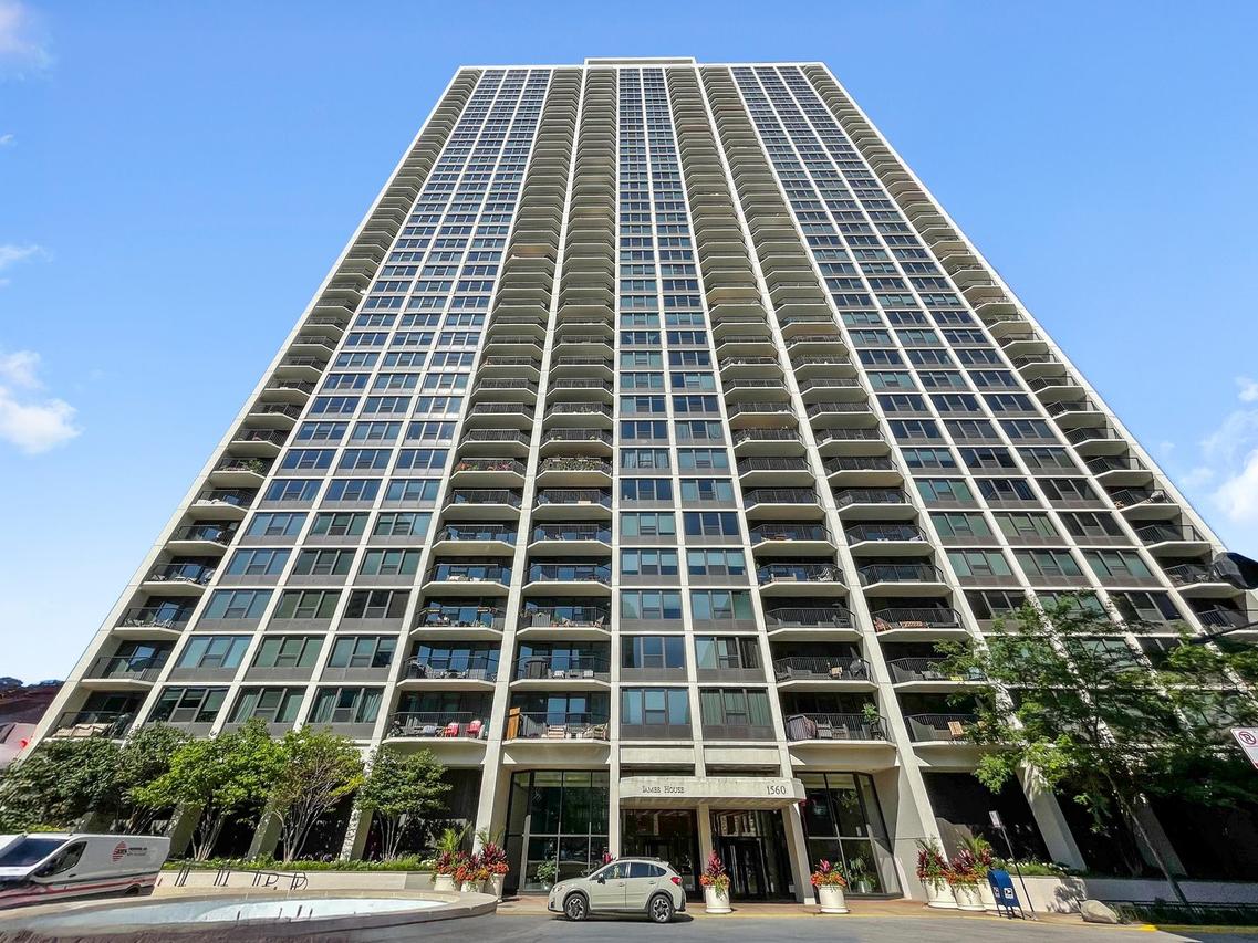 1560 N Sandburg Ter. #1209J, Chicago, IL 60610