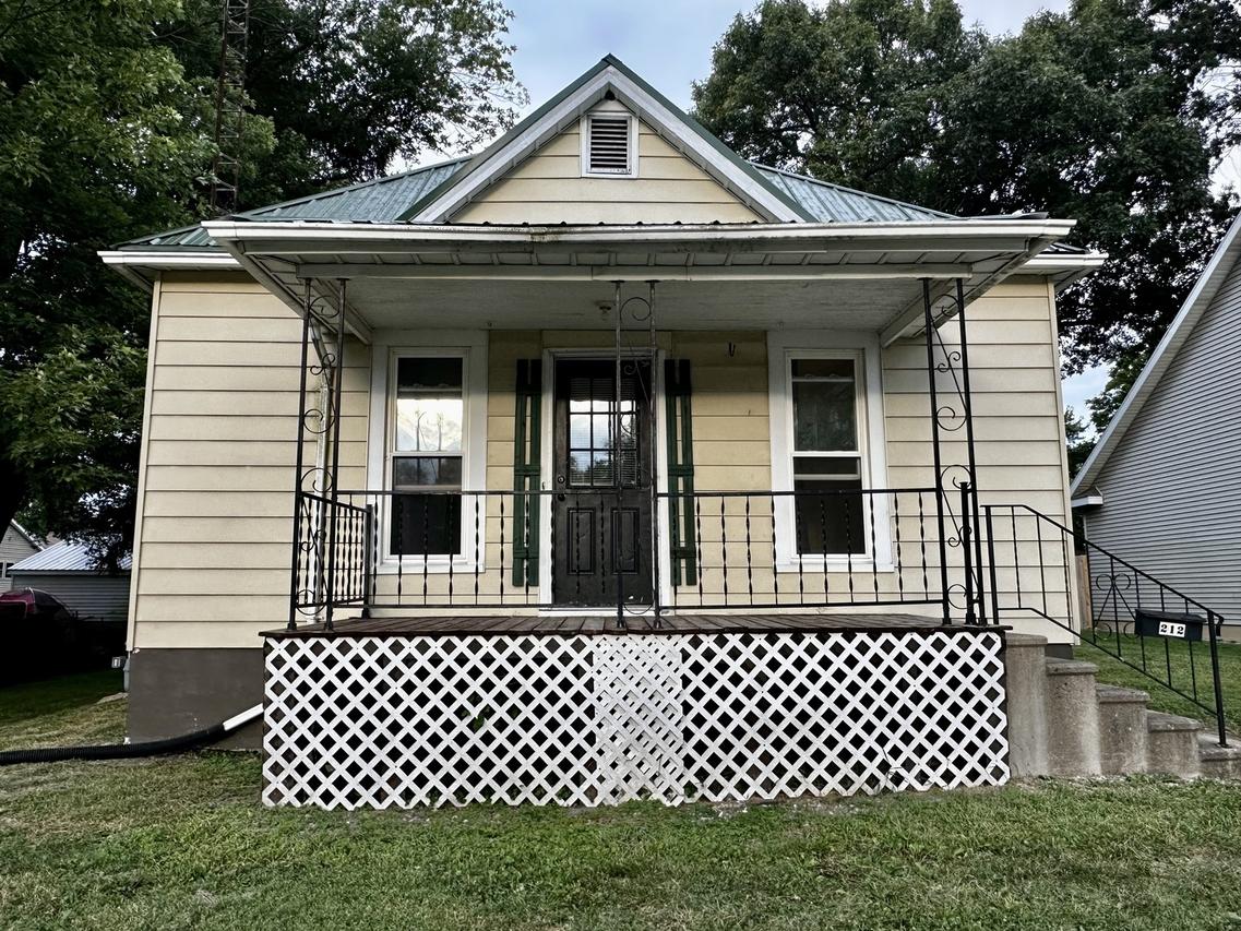 212 N Linden St., Clinton, IL 61727
