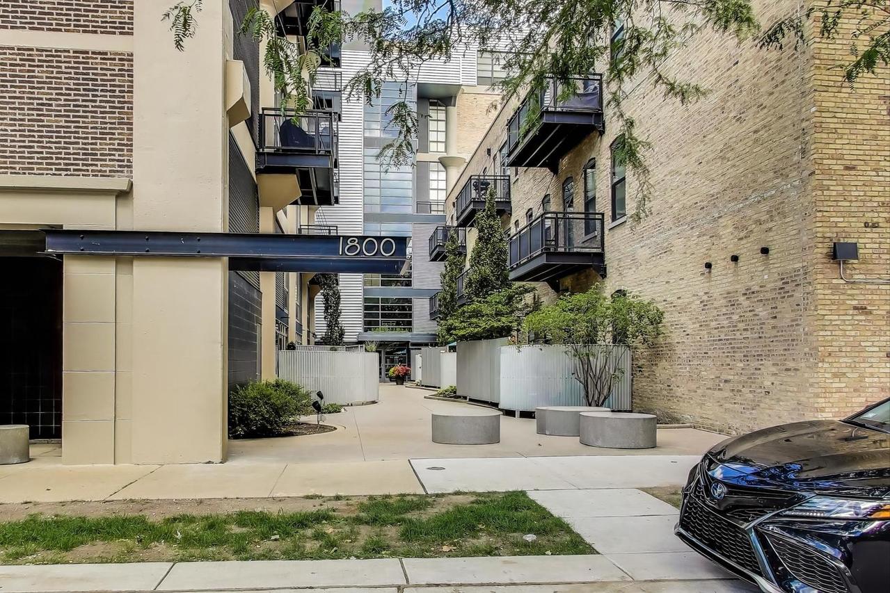 1800 W Grace St. #304, Chicago, IL 60613