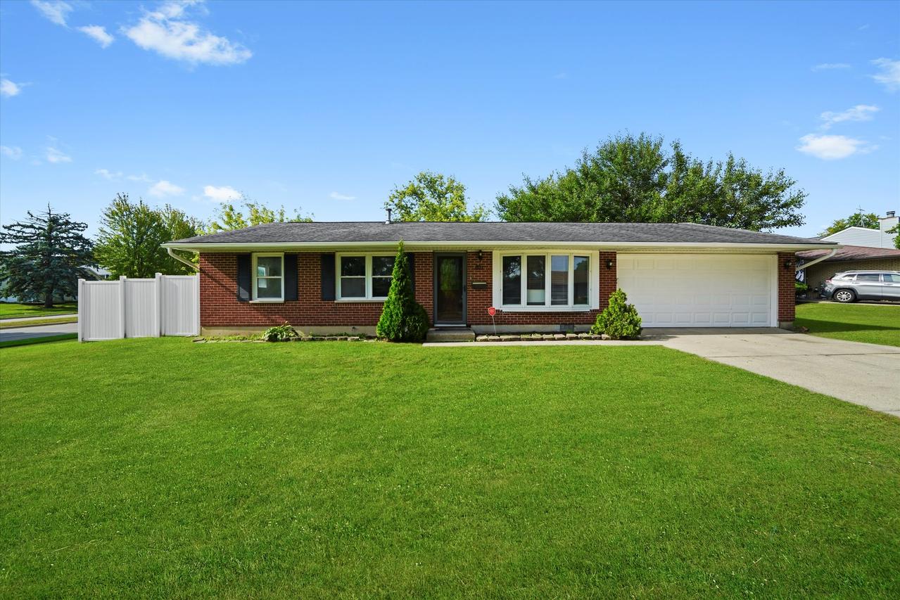 821 Surrey Dr., Streamwood, IL 60107