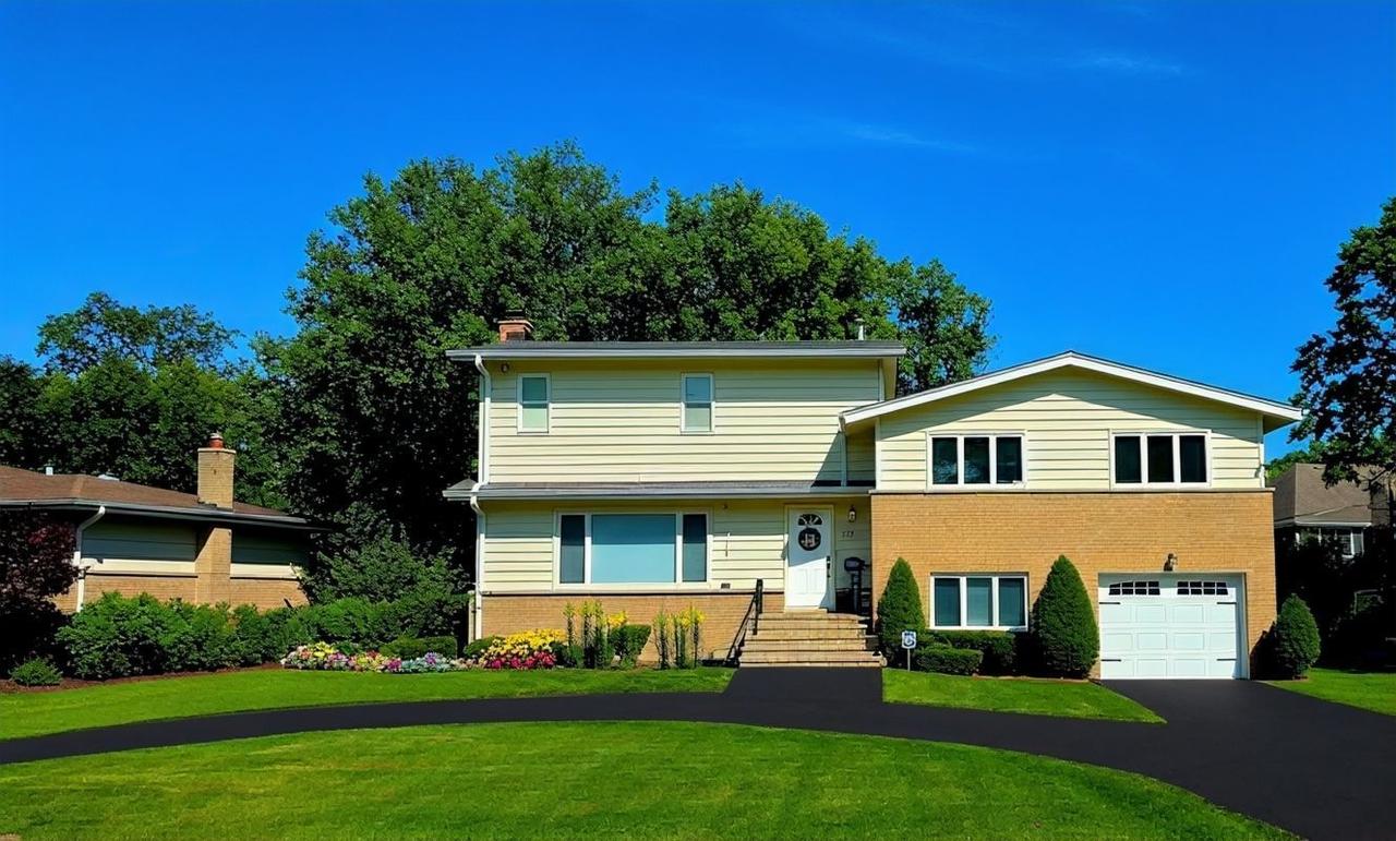 517 Appletree Ln., Deerfield, IL 60015