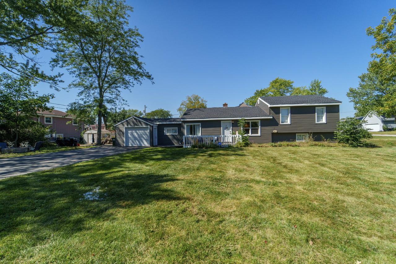 1019 Maple St., Lake In The Hills, IL 60156