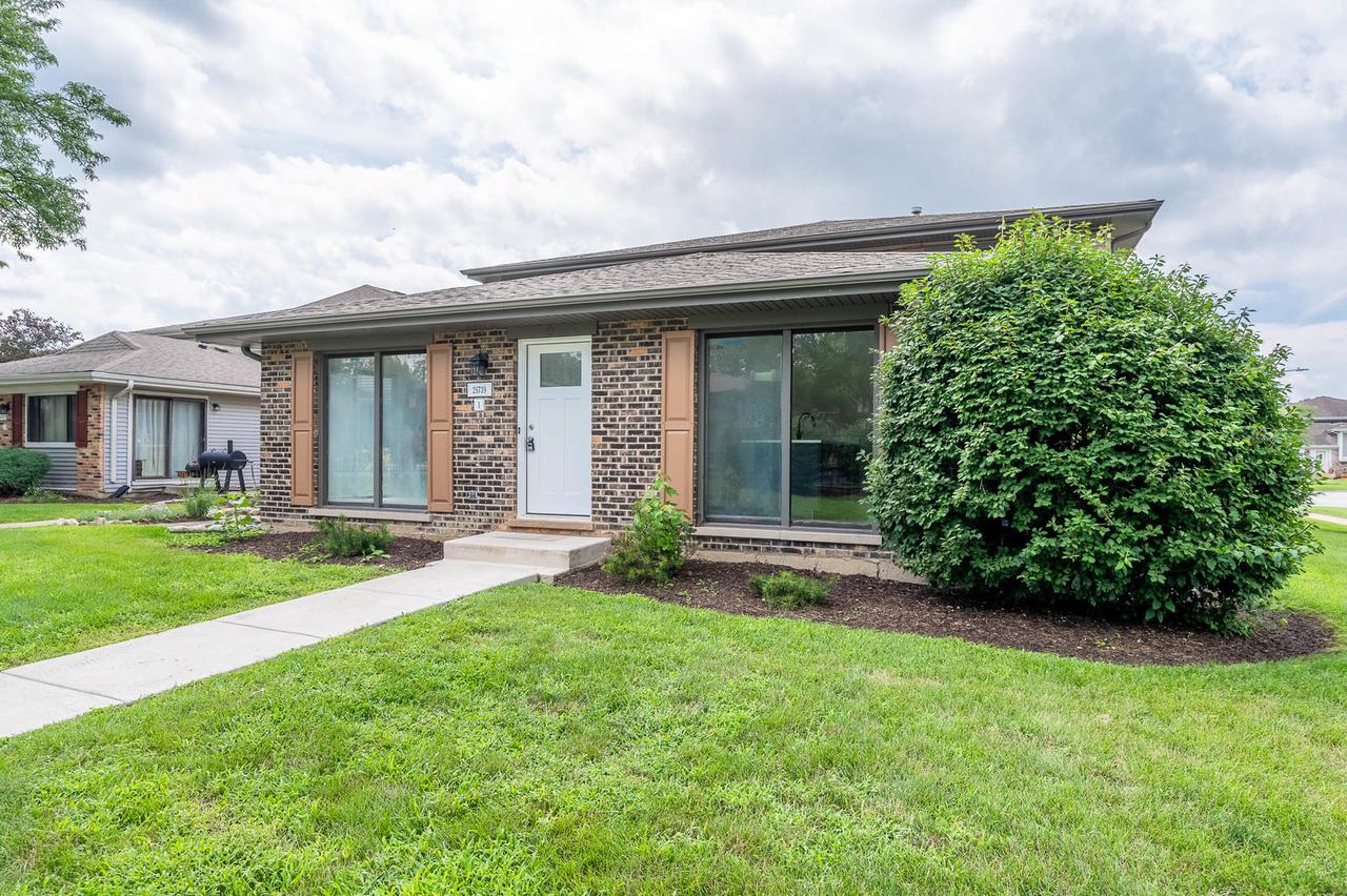 2S739 Winchester Cir. #1, Warrenville, IL 60555
