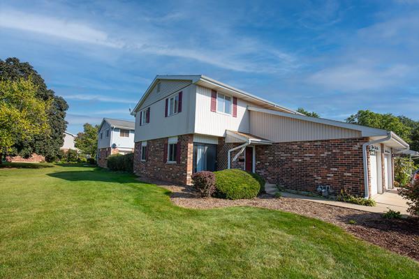 1643 Castbourne Ct., Wheaton, IL 60189