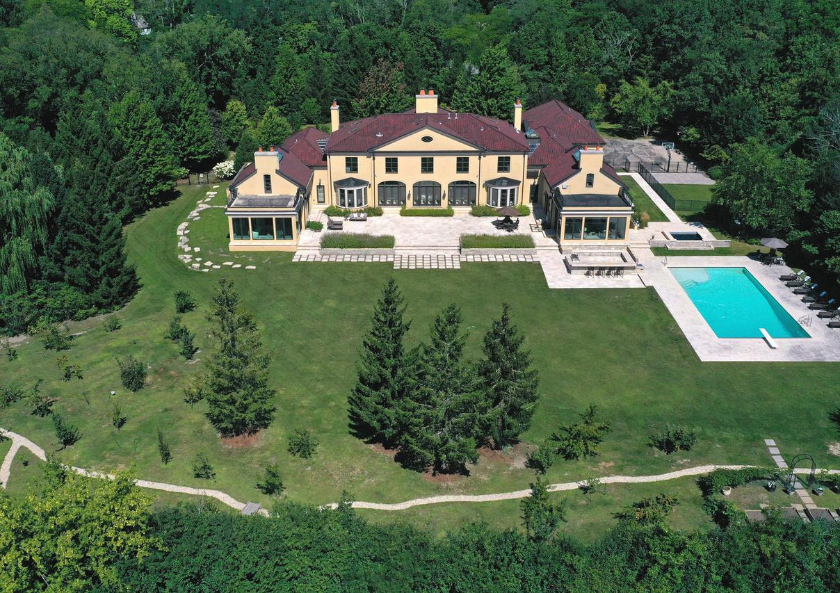 261 E Onwentsia Rd., Lake Forest, IL 60045