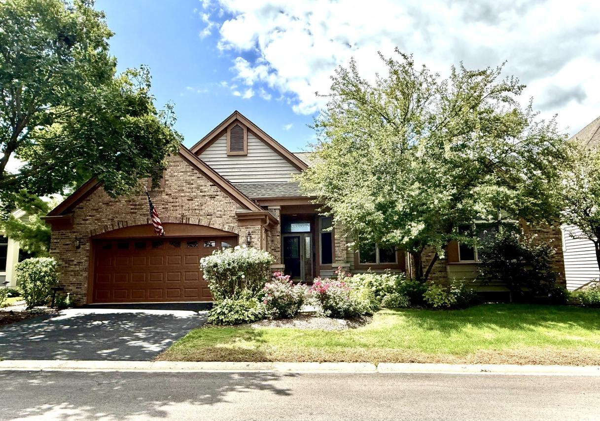 4 Greenbrier Ct., Lake In The Hills, IL 60156