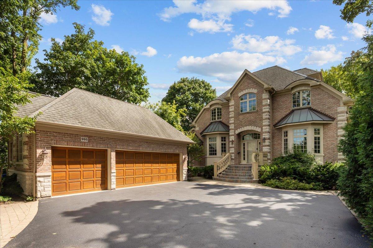 995 Old Elm Pl., Glencoe, IL 60022