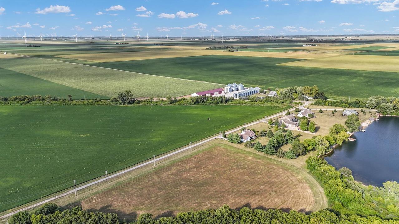 11 Moss Dr., Farmer City, IL 61842