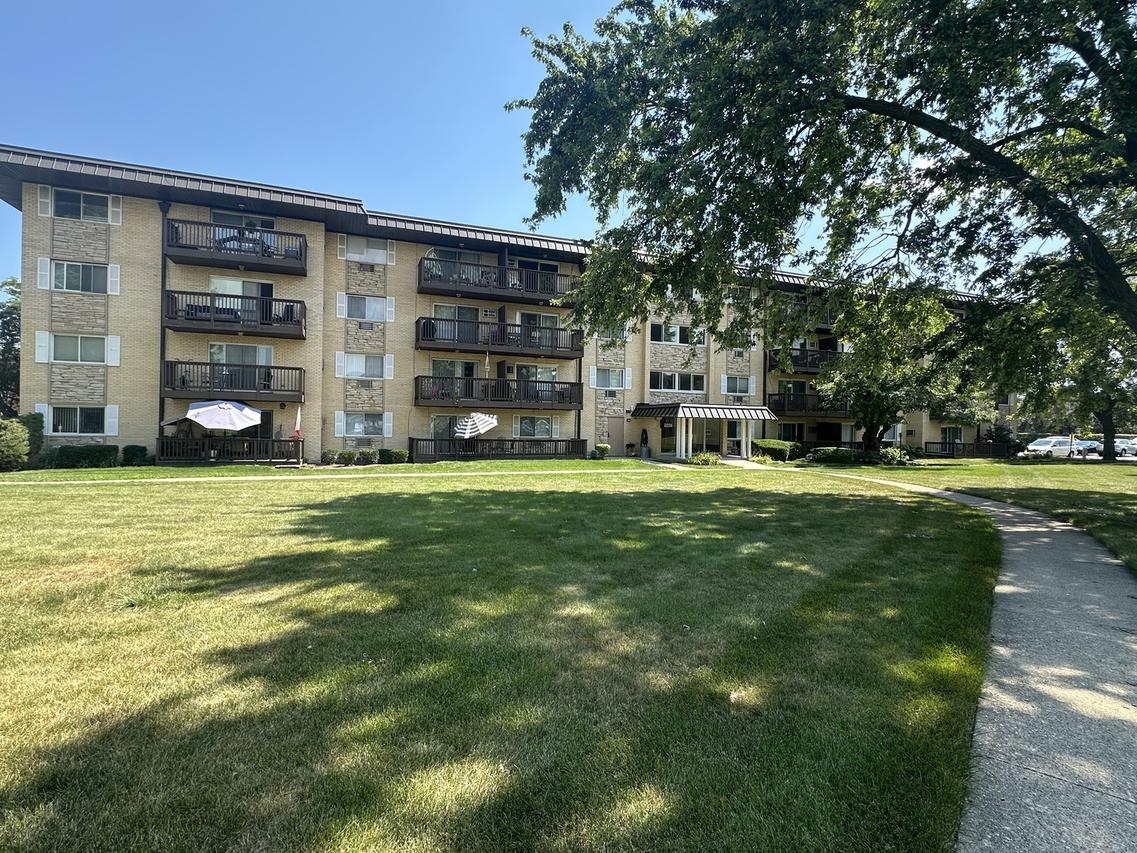 2226 S Goebbert Rd. #365, Arlington Heights, IL 60005