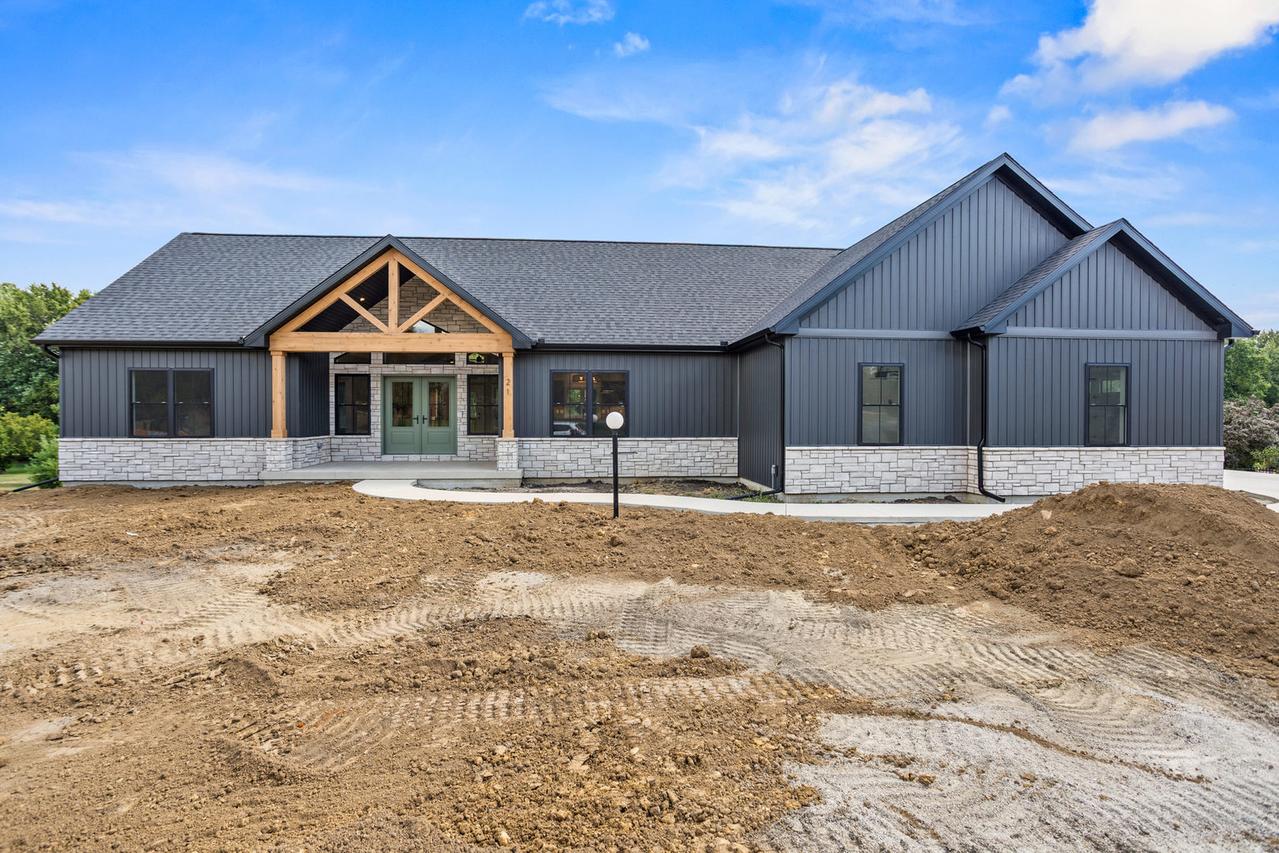 21 Long Grove Dr., Monticello, IL 61856