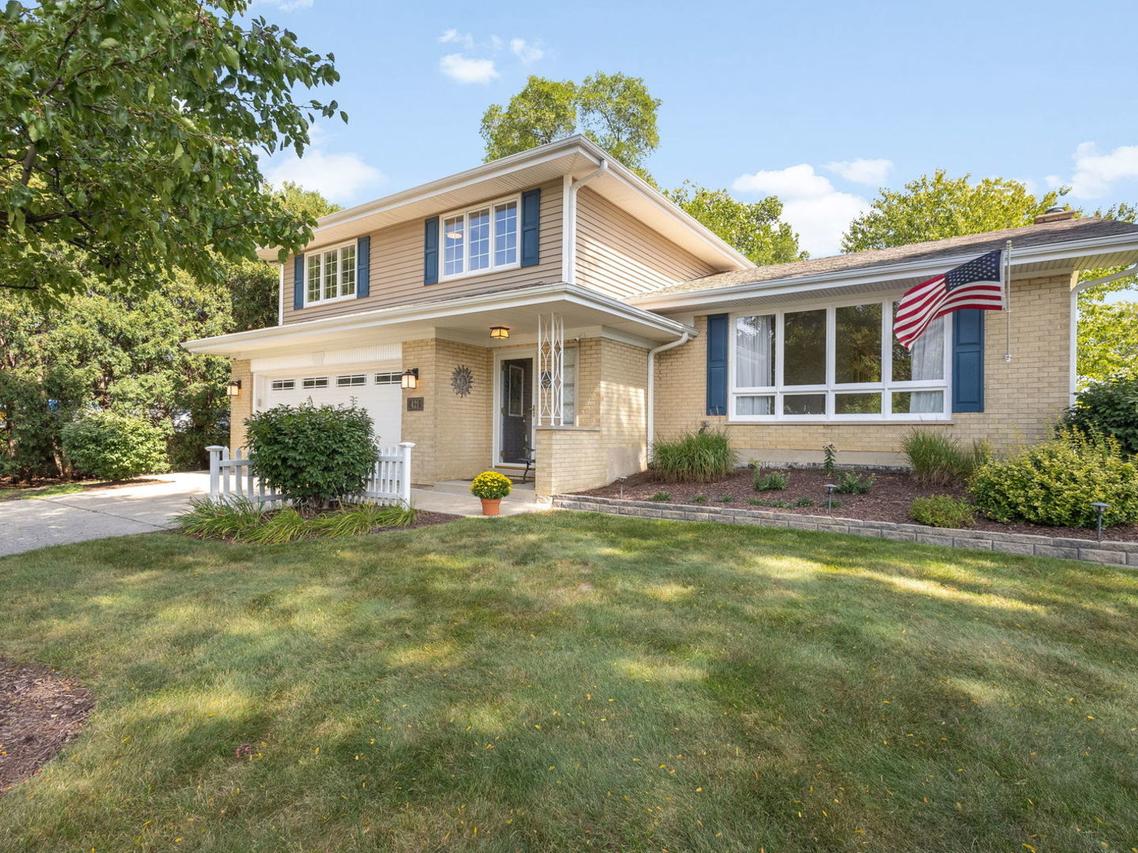 421 Summit Dr., Schaumburg, IL 60193