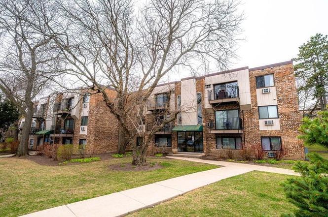 1475 Winslowe Dr. #104, Palatine, IL 60074
