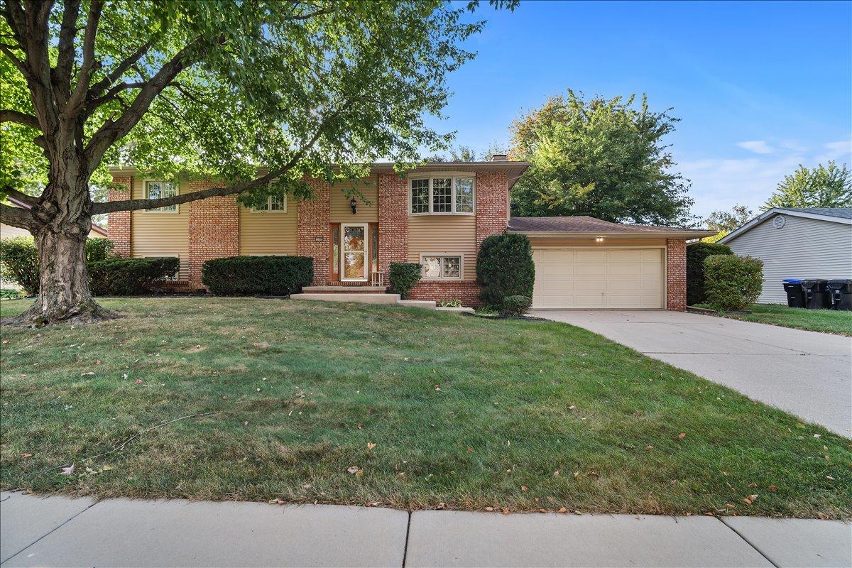 109 S Devonshire Dr., Bloomington, IL 61705