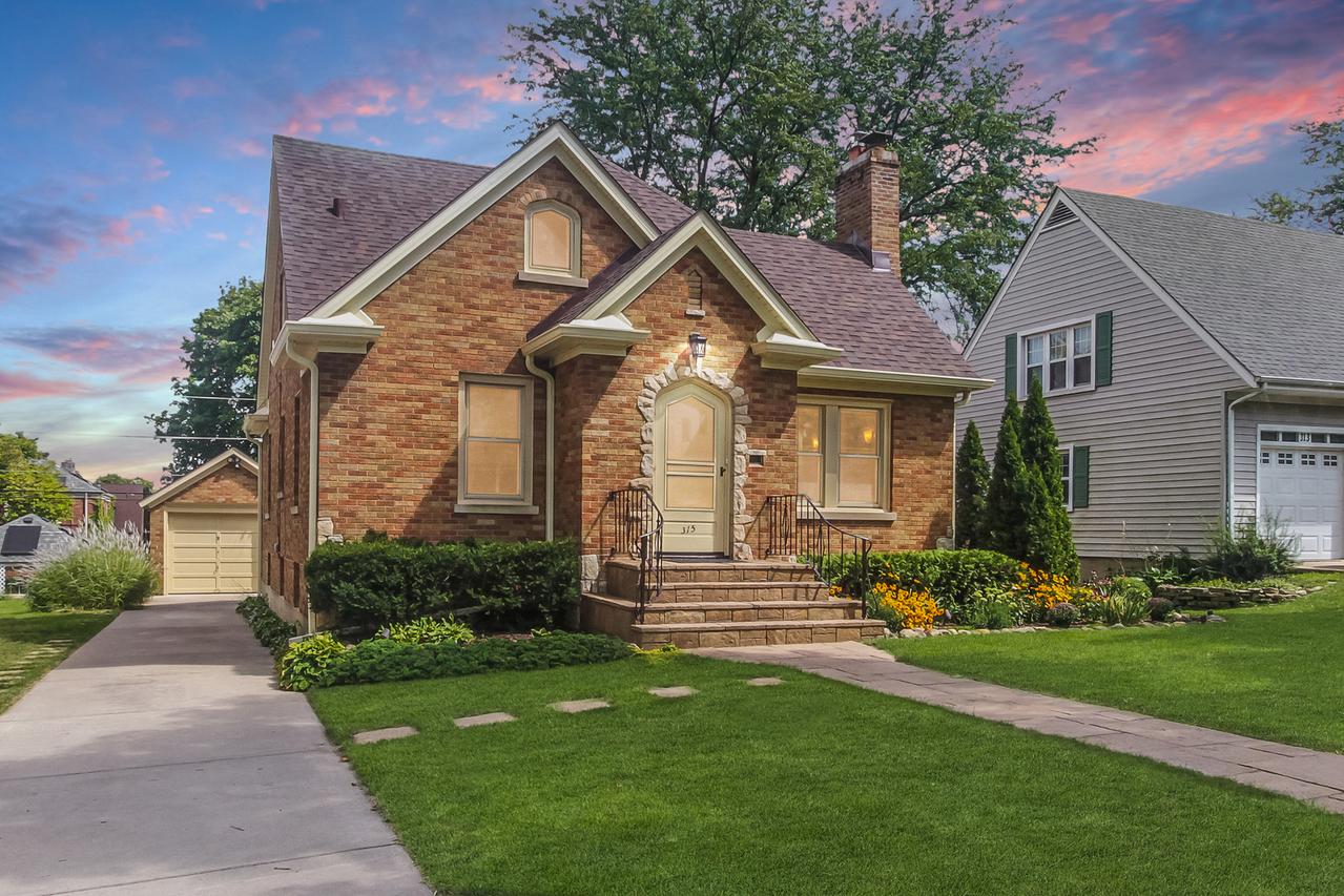 315 N Commonwealth Ave., Elgin, IL 60123