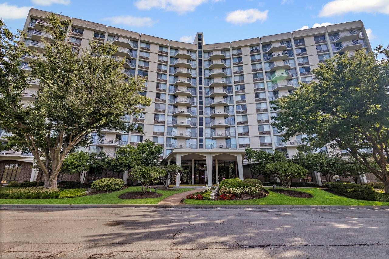 20 N Tower Rd. #1N, Oak Brook, IL 60523