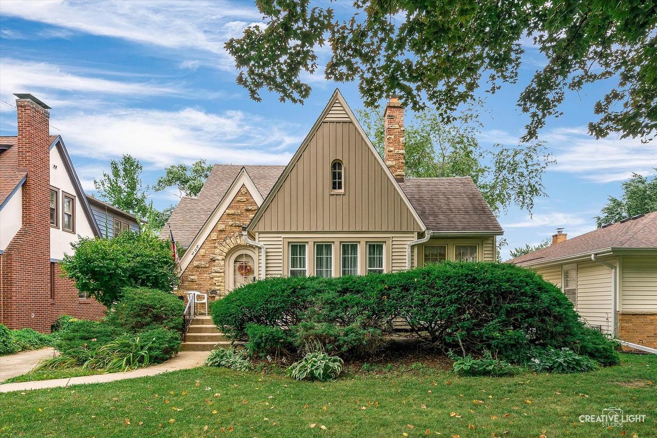 208 Ingleside Ave., Aurora, IL 60506