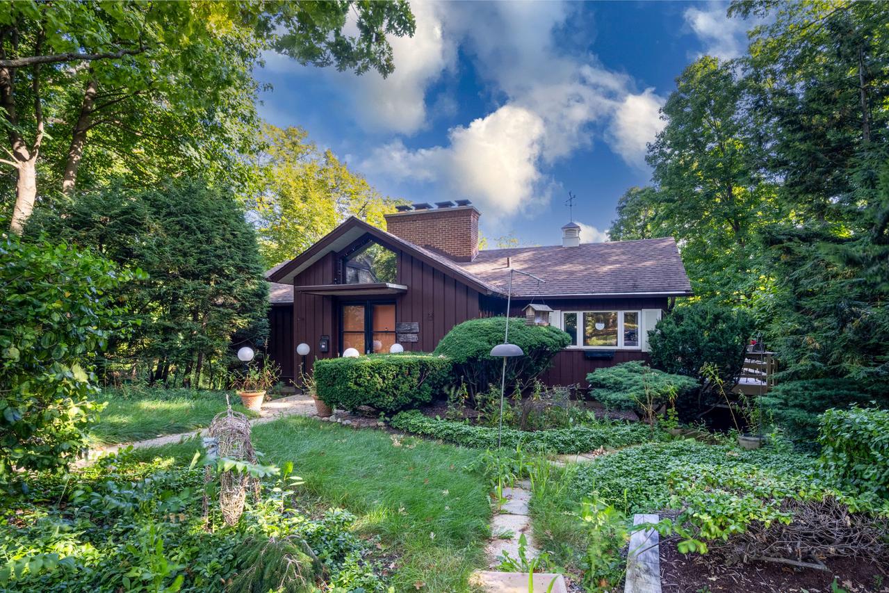 327 Oak Tree Ln., Waukegan, IL 60085