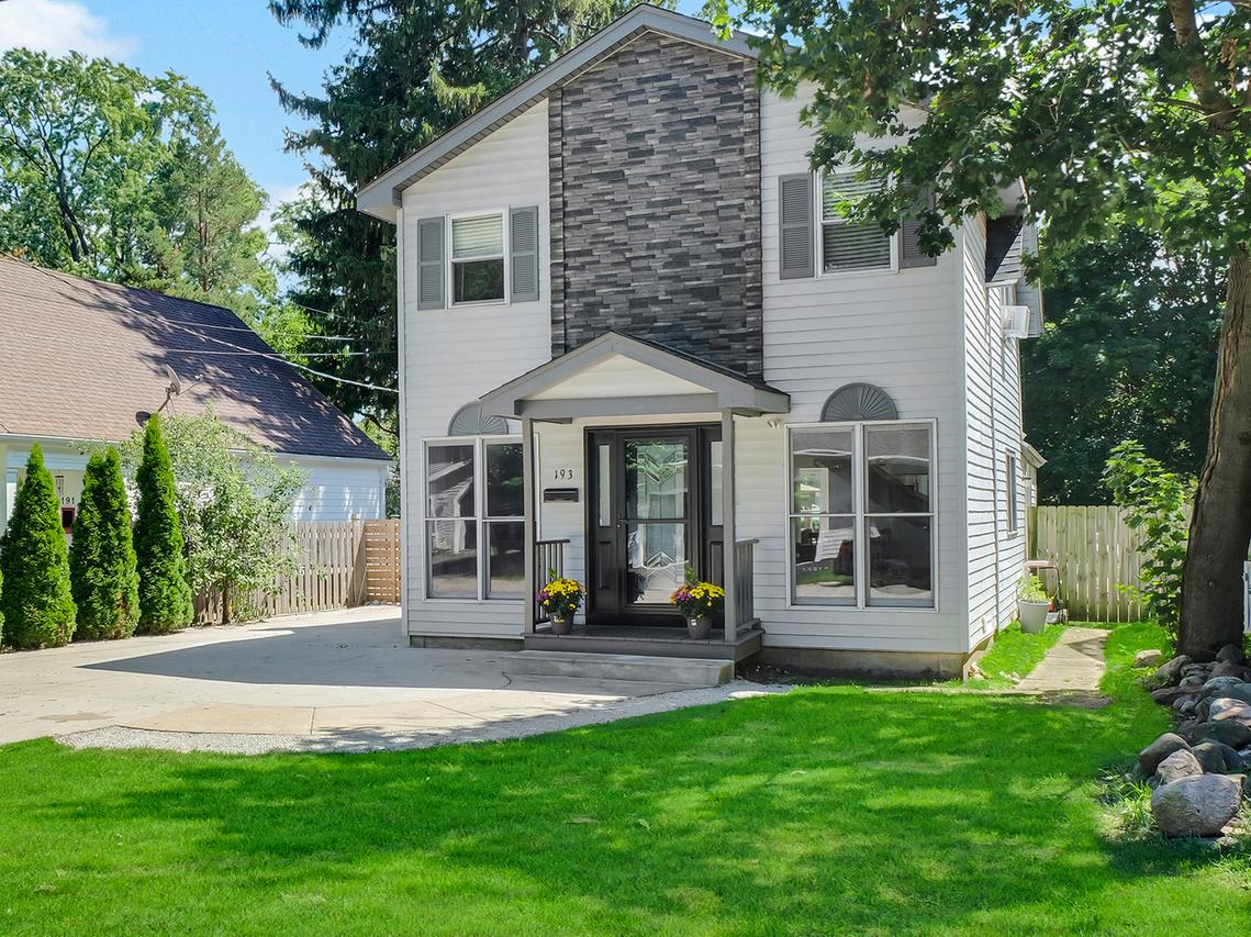 193 Lake Ct., Crystal Lake, IL 60014