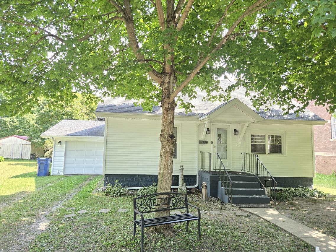 310 N Illinois Ave., Deland, IL 61839