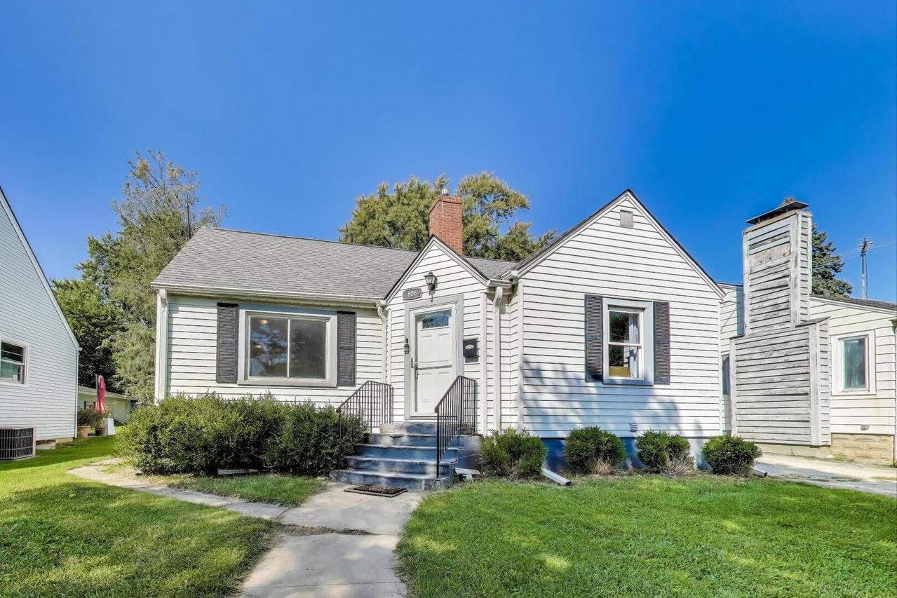 806 Leith Ave., Waukegan, IL 60085
