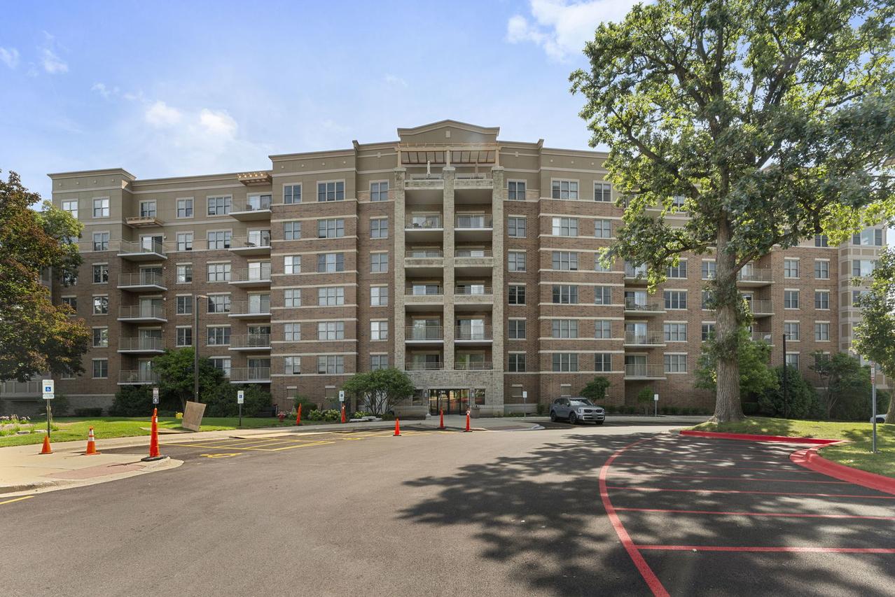 125 Lakeview Dr. #406, Bloomingdale, IL 60108