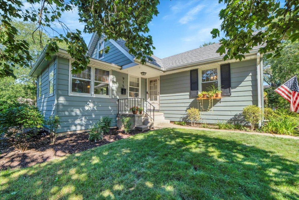 915 N Eagle St., Naperville, IL 60563