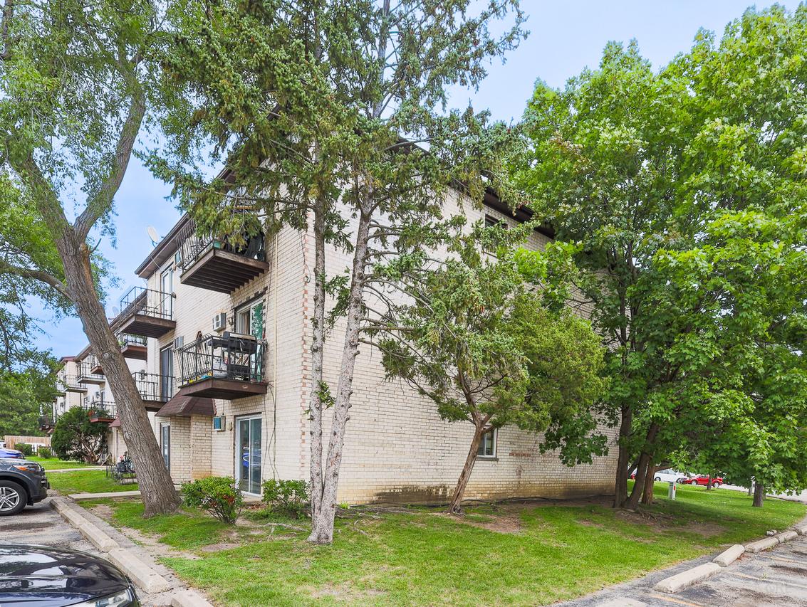 2425 Randall Ln. #1A, Arlington Heights, IL 60004