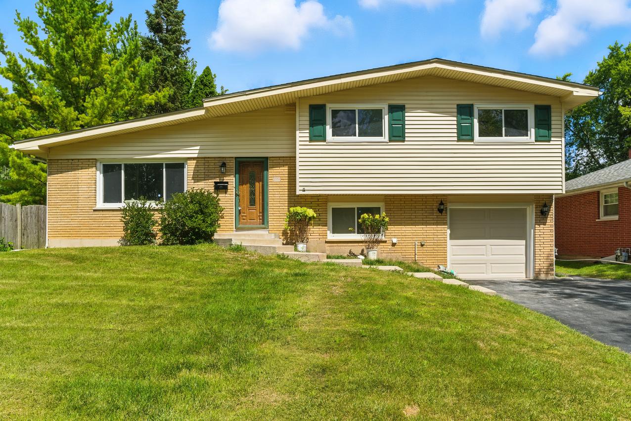 2708 Dana Ave., Waukegan, IL 60087