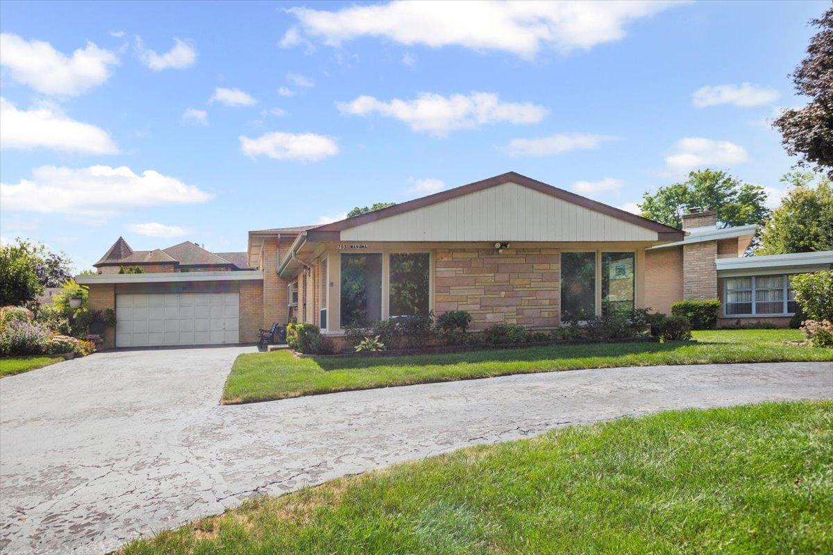 703 W Manawa Tr., Mount Prospect, IL 60056