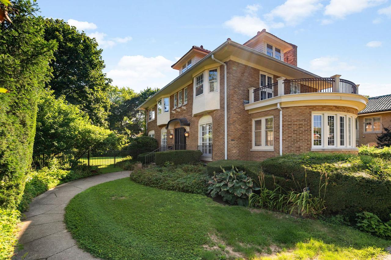 693 Sheridan Rd., Wilmette, IL 60091