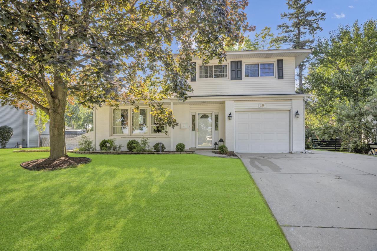 226 Timbercrest Dr., Schaumburg, IL 60193