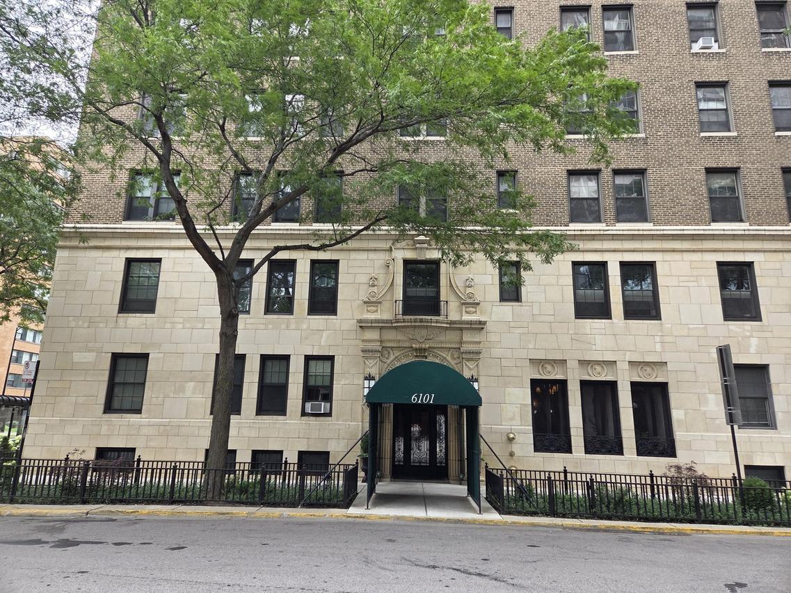 6101 N Sheridan Rd. #1F, Chicago, IL 60660