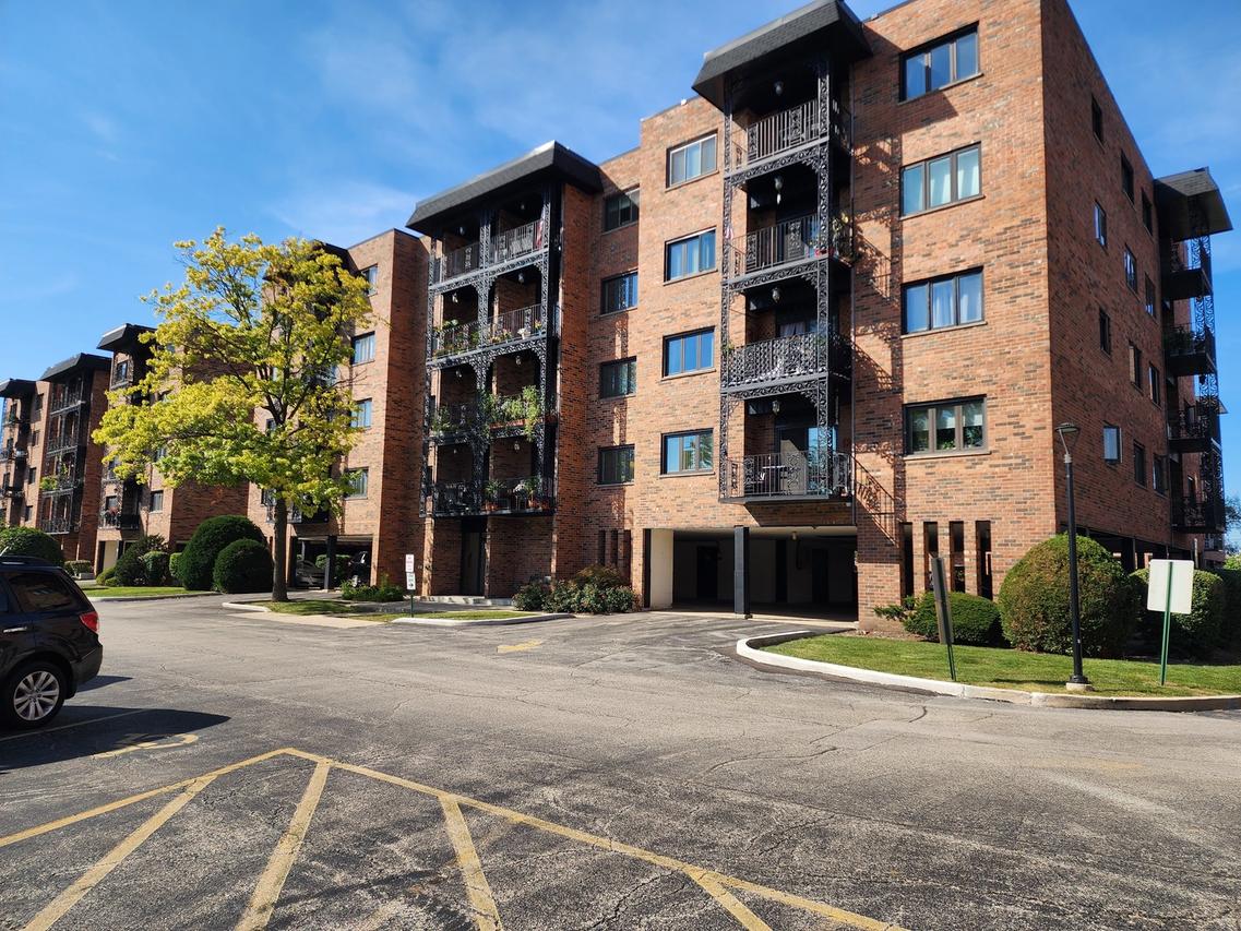 9356 Landings Ln. #403, Des Plaines, IL 60016