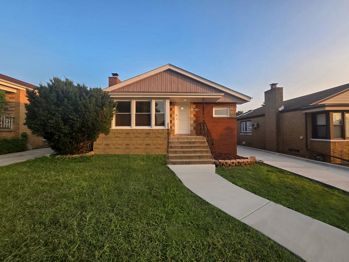 2719 W 94th St., Evergreen Park, IL 60805