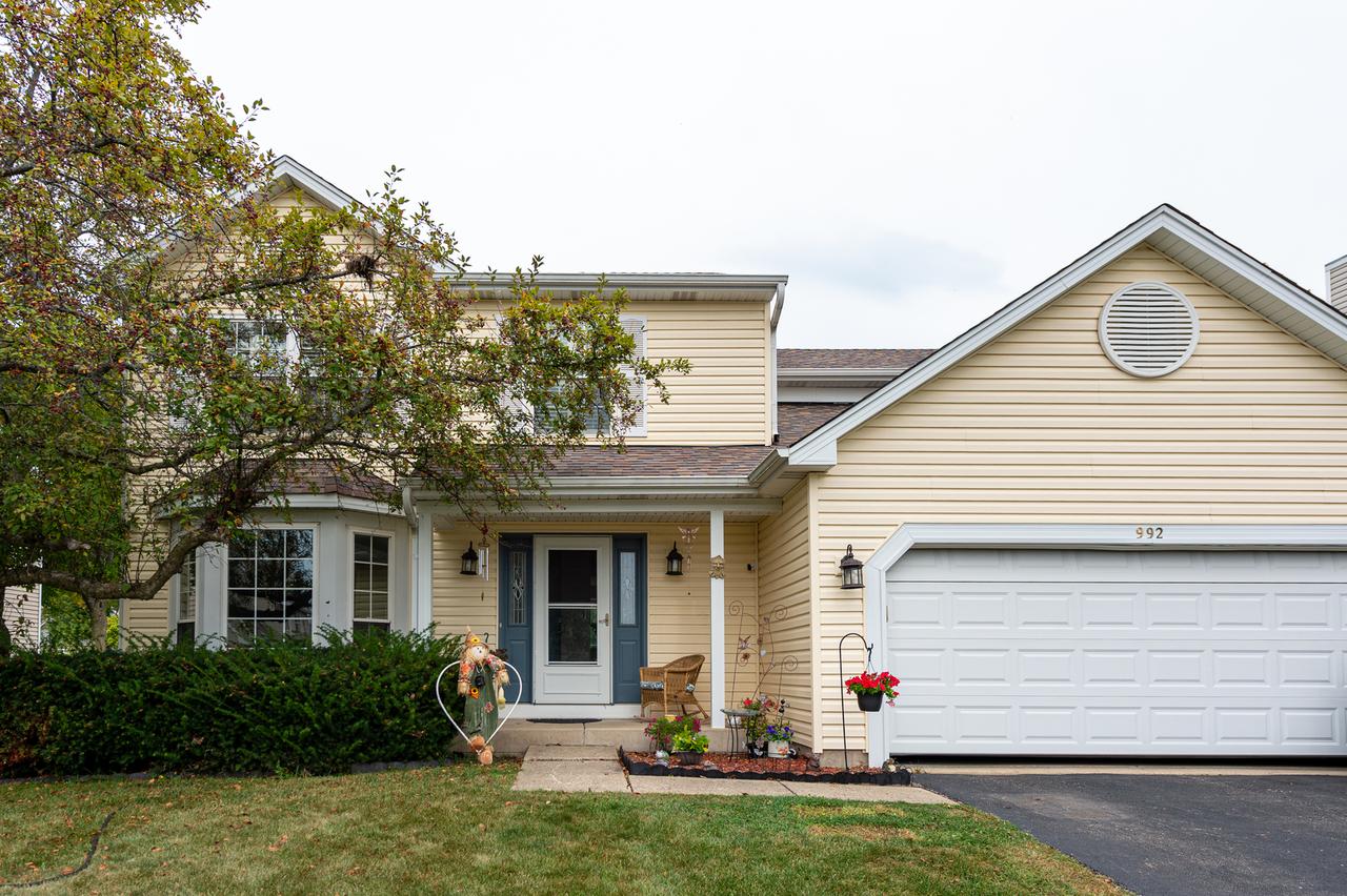 992 Mcphee Dr., Lake In The Hills, IL 60156