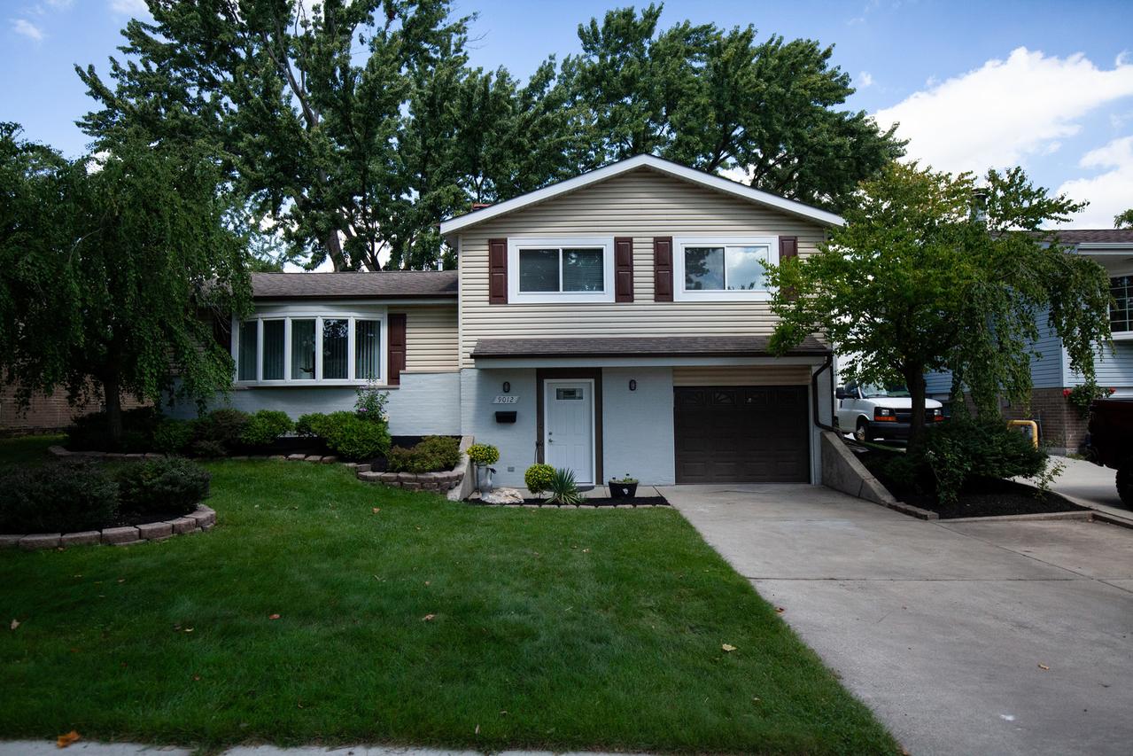 9012 W 89th St., Hickory Hills, IL 60457