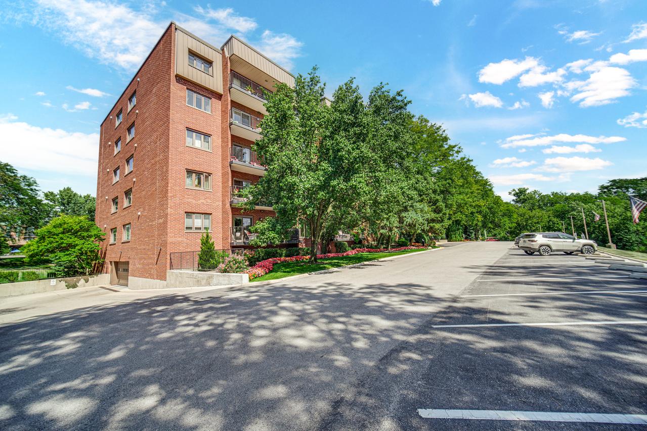 127 Acacia Cir. #505, Indian Head Park, IL 60525