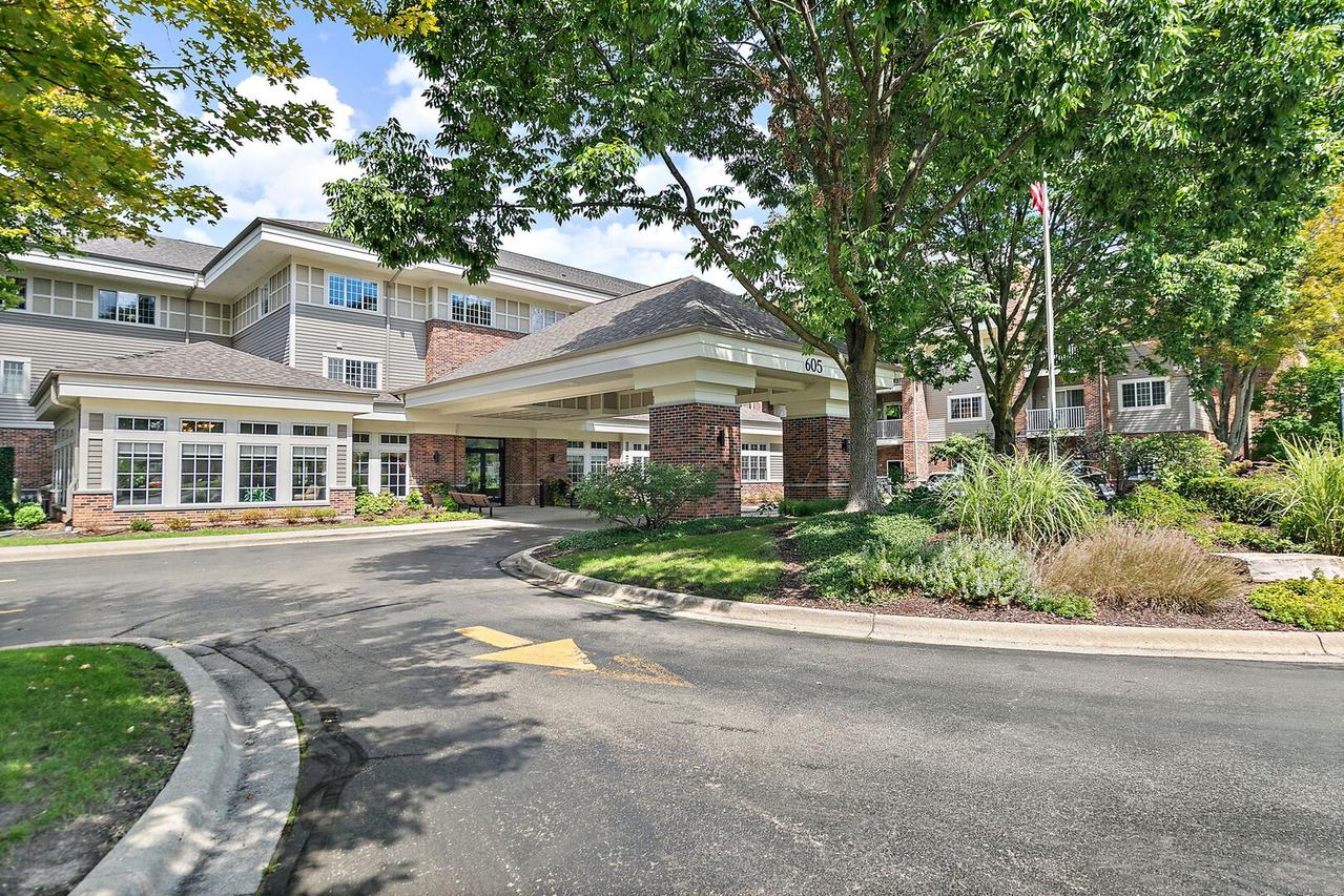 605 Barrington Ave. #226, East Dundee, IL 60118
