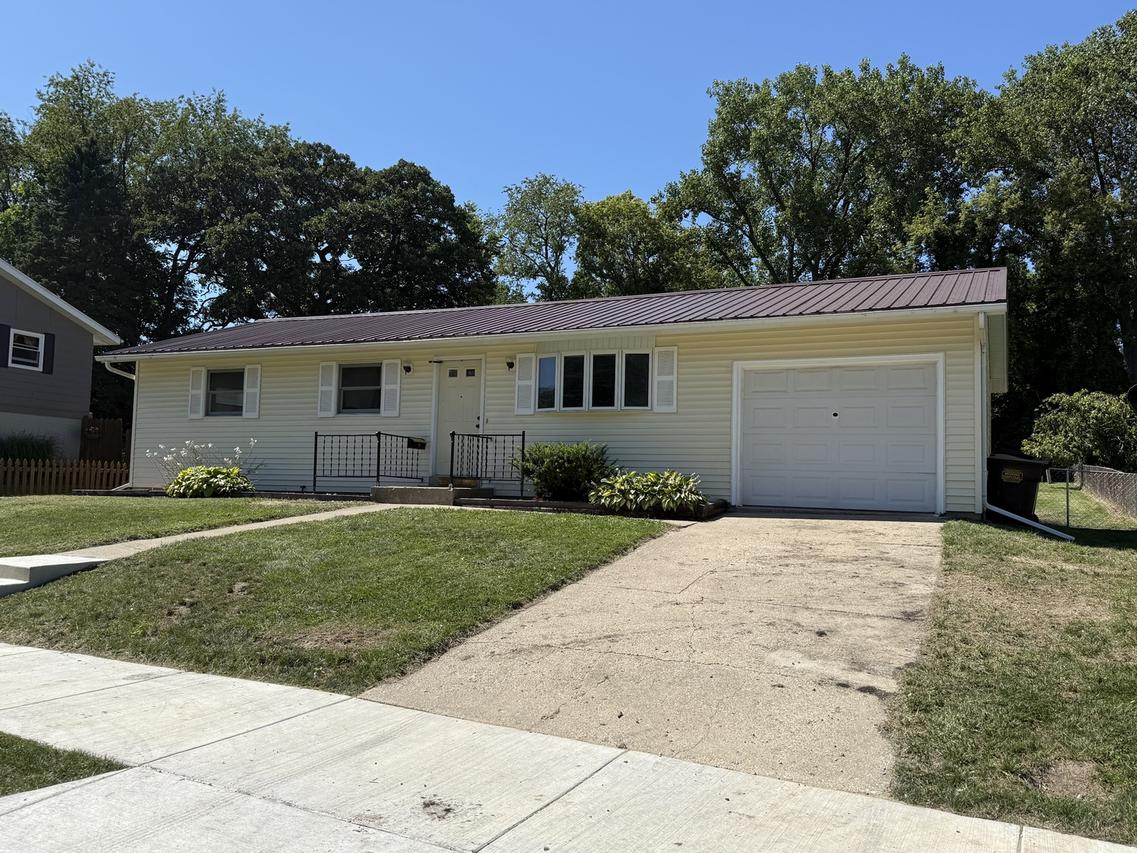 1748 Ridge Dr., Freeport, IL 61032