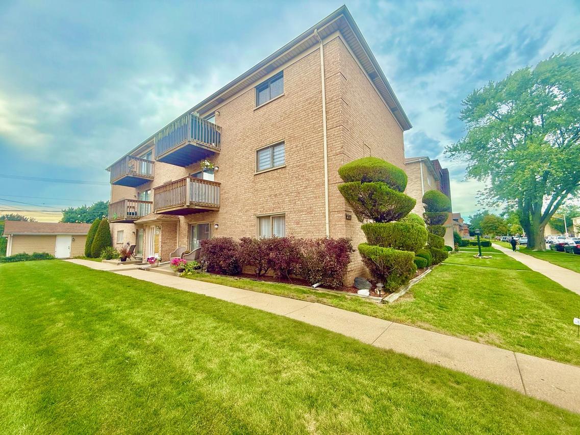 2530 N 72nd Ct. #2W, Elmwood Park, IL 60707
