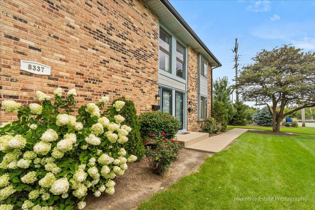 8337 Portsmouth Dr. #D, Darien, IL 60561