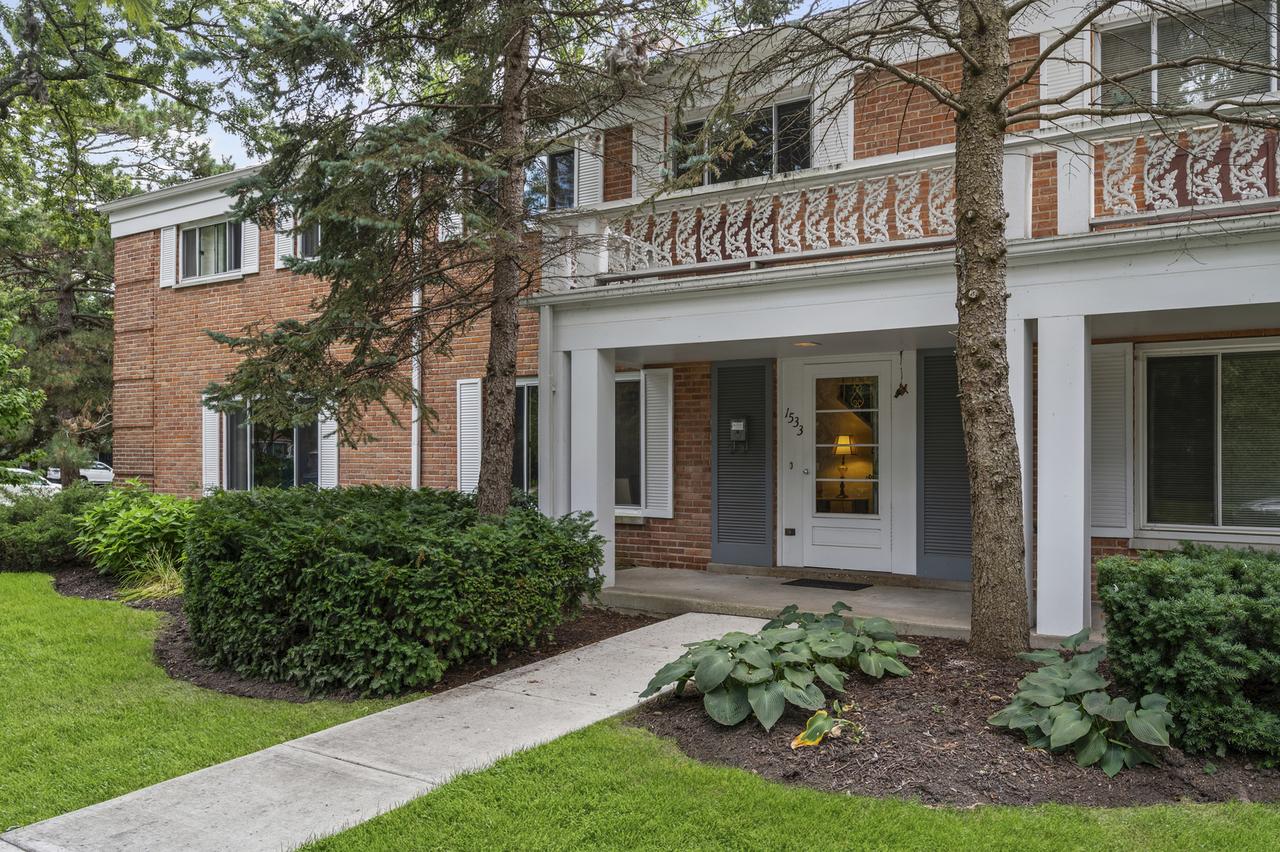 1533 Palmgren Dr., Glenview, IL 60025