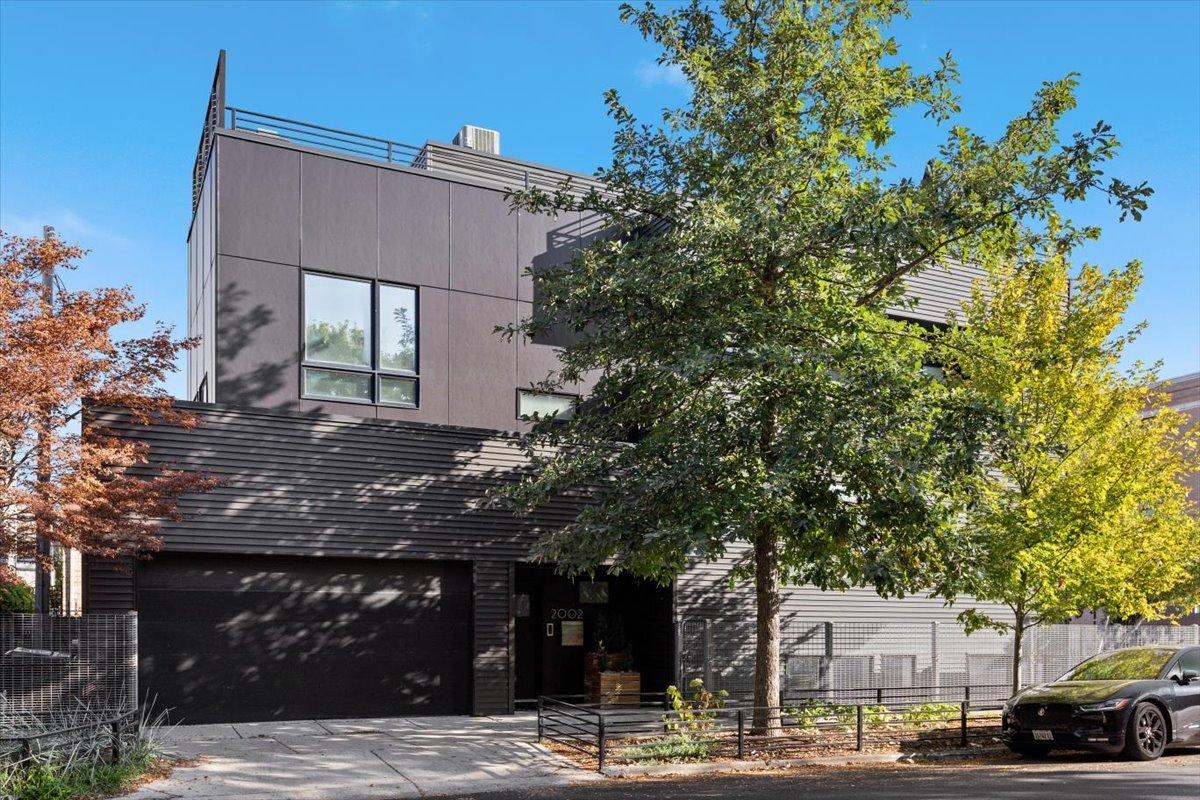 2002 W Ohio St., Chicago, IL 60612