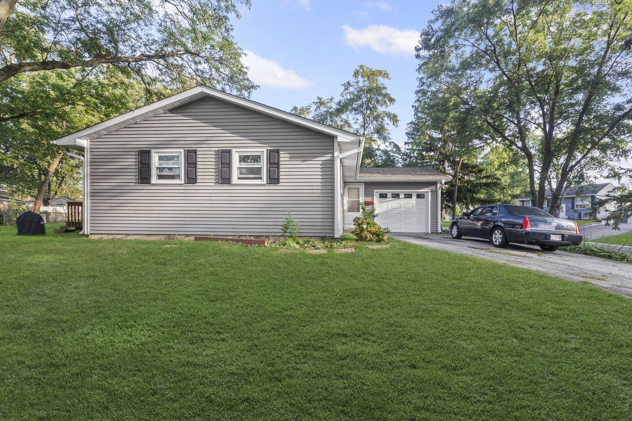 7664 Willow Ave., Woodridge, IL 60517