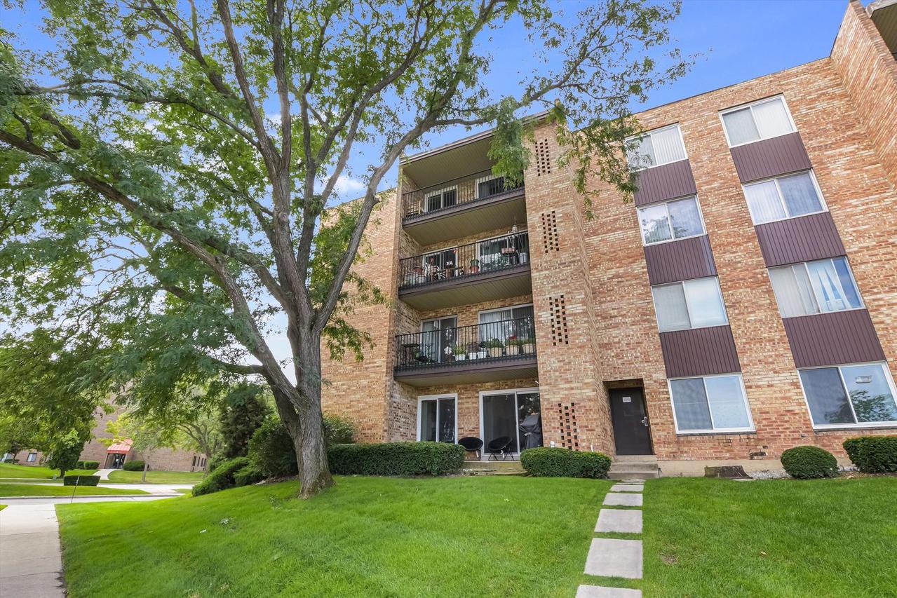 500 W Huntington Commons Rd. #157, Mount Prospect, IL 60056